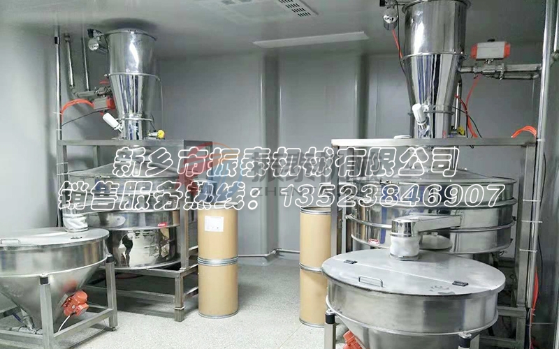 PVA聚乙醇粉料生產(chǎn)中的粉塵污染問題如何破解？真空上料機(jī)旋振篩給出答案